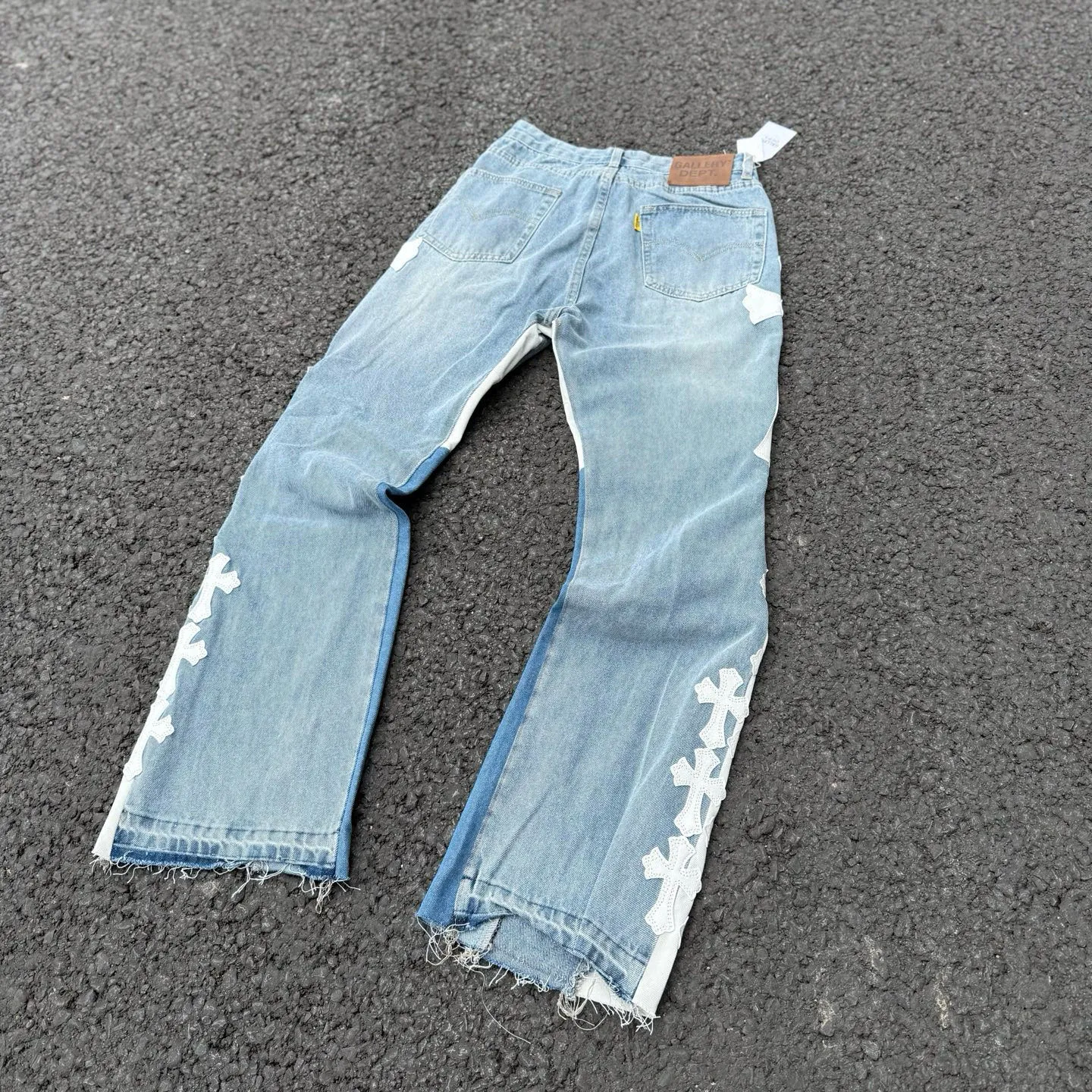 #8146 P290💰 Independent GALLERY DEPT. Vintage multi-leather spliced cross loose washed flared jeans - truly restore the ultimate texture of Vintage - original hardware accessories washed and other elevators, QR code analysis are all purchased from the original factory, high degree of restoration, you are welcome to compare with a certain product~ - Three-dimensional version Loose and comfortable, not picky about the body shape, taller and slimmer, factory Seiko, original factory quality control, same style for men and women, can be matched with couples, versatile recommendation, must-have jeans for all seasons -Size: 28 30 32 34 36